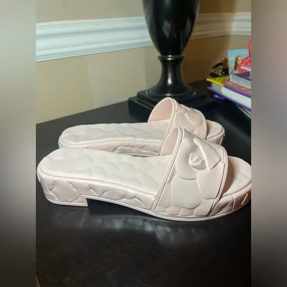 Valentino Garavani Atelier Rose Slide in Rose Quartz - Picture 5 of 11